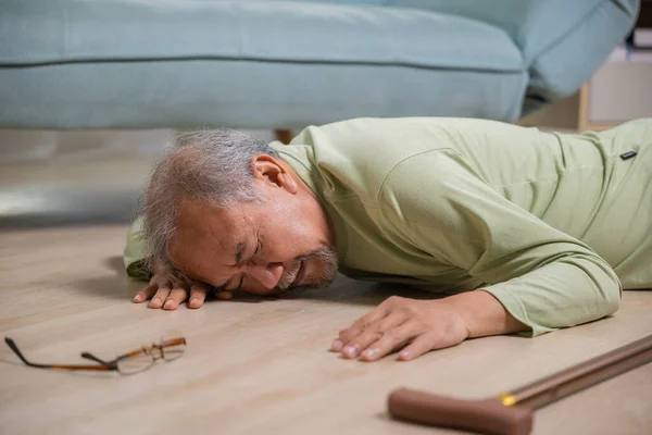 Asijské Starší Muž Důchodce Bolest Hlavy Pádu Dolů Nemocný Senior — Stock fotografie