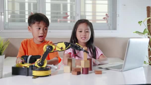 Two Children Programming Testing Robot Arm Science Kid Little Girl — Stockvideo