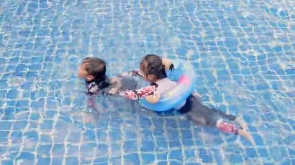 Aziatisch Twee Kinderen Kleine Meisjes Jongen Spelen Openlucht Zwembad Opblaasbare — Stockvideo