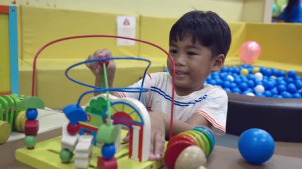 Glad Asiatisk Barn Man Att Kul Nöjescentrum Lek Med Den — Stockvideo