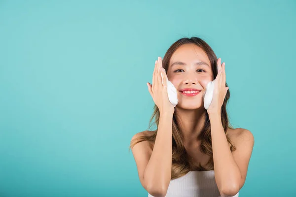 Portrait Beautiful Female Smile Applies Foaming Cleanser Healthy Skin Asian — Stockfoto