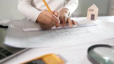 Mimari proje işyeri. Mimarlık bürosundaki masa üzerinde cetvel ve kalem üzerine ev düzenleme ve tasarım mimarisi.