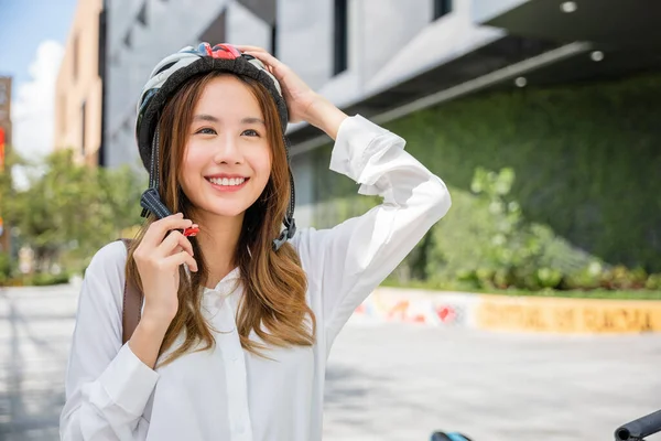 Azji Młody Bizneswoman Wprowadzenie Kask Rowerowy Przygotowany Rowerzystów Iść Pracy — Zdjęcie stockowe