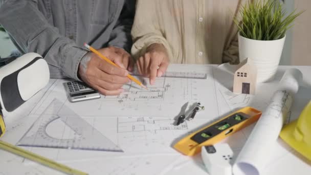 Dois Engenheiros Apontando Para Projeto Desenhos Reunião Equipe Arquitetos Consultar — Vídeo de Stock