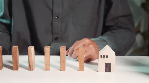 Biznesowy Plan Ochrony Nieruchomości Człowiek Blokuje Bloki Drewna Wielu Rzędów — Wideo stockowe