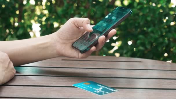 Close Mão Mulher Usando Cartão Crédito Smartphone Durante Tela Slides — Vídeo de Stock