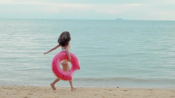 Азиатская Женщина Держащая Резиновое Кольцо Бегущая Пляжу Счастливая Женщина Бикини — стоковое видео
