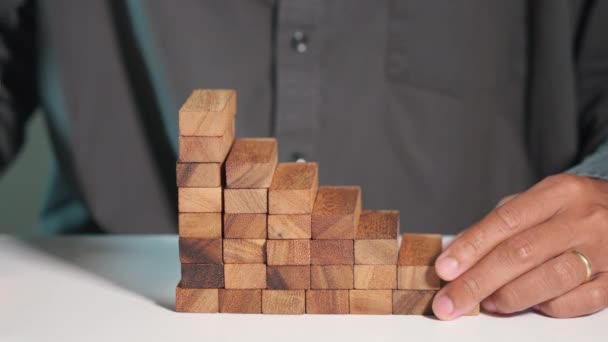 手工操作安排将木块堆积起来阶梯成长的成功过程 防止财务风险管理的崩溃或崩溃概念以及战略规划和业务挑战计划 — 图库视频影像