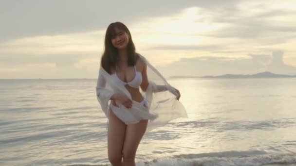 Młoda Piękna Kobieta Nosić Strój Kąpielowy Bikini Dmuchanie Sarong Korzystających — Wideo stockowe
