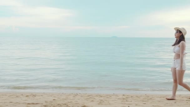 Piękna Azjatka Nosi Trawę Słoneczną Sunhat Relaksujący Spacer Tropikalnej Plaży — Wideo stockowe