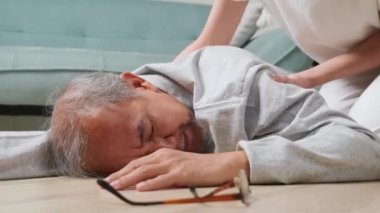 Baş dönmesi, yaşlı bir adamın baston ve yardımcı hemşire ile yere düşmesi, yaşlı bir babanın yere düşmesi ve kızının uyanmasına yardım etmesi, kaza.