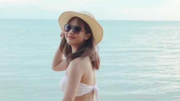 Piękna Azjatka Nosi Trawę Słoneczną Kapelusz Wracając Aparatu Uśmiechając Się — Wideo stockowe