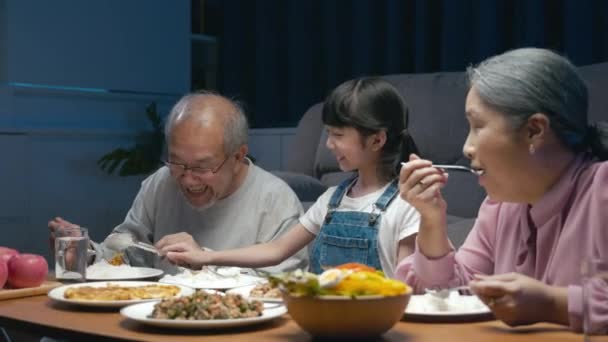 Счастливый Азиатский Старший Родитель Ребенок Едят Обед Вместе Гостиной Помещении — стоковое видео