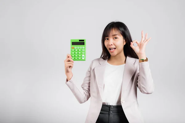 Koncepcja Dnia Podatkowego Kobieta Pewnie Uśmiechnięta Trzymając Elektroniczny Kalkulator Pokazać — Zdjęcie stockowe