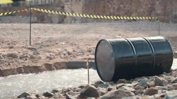 Närbild Industrin Olja Bränsletank Spillning Vattenförorening Bevara Vatten Och Miljöfrågor — Stockvideo