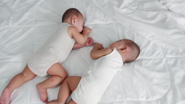 童年时代快乐 同卵男婴睡在床上同卵双胞胎 亚洲两个可爱的双胞胎男婴 家人的宝宝 — 图库视频影像