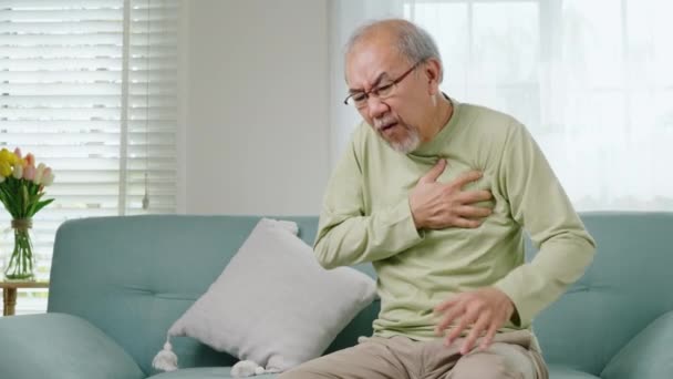 Старший Мужчина Плохо Рука Боли Касаясь Груди Сердечным Приступом Азиатский — стоковое видео