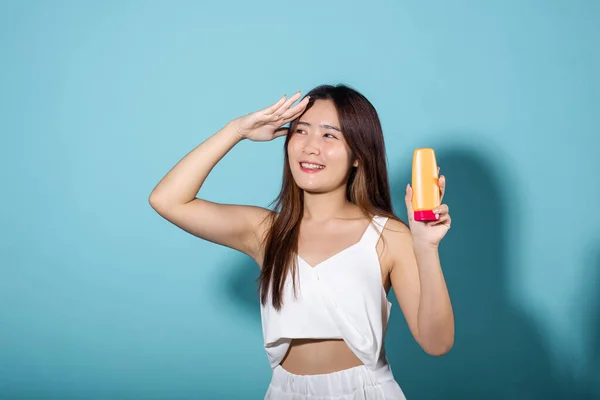 Beautiful Asian Young Woman Holding Body Lotion Hand Studio Shot — Stock Photo, Image