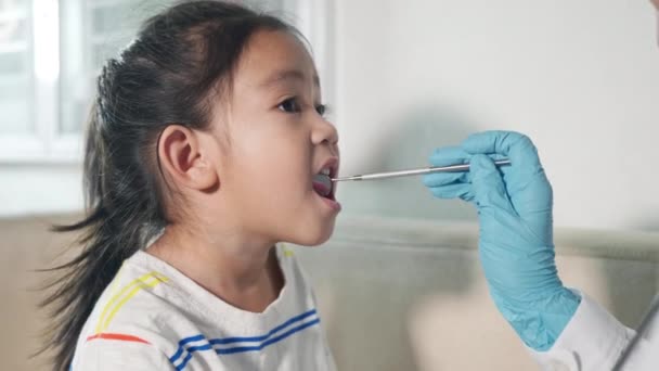 Badanie Stanu Zdrowia Dzieci Dentysty Azji Dentysta Podejmowania Procedury Egzaminacyjnej — Wideo stockowe