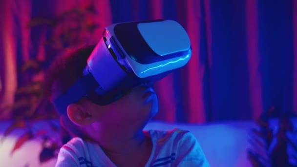 Little Kid Boy Experiencing Virtual Reality Goggles Experiencing Reality Child — Videoclip de stoc
