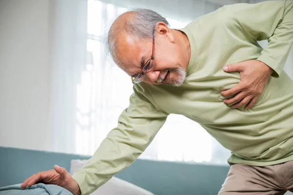 Senior Man Dålig Smärta Hand Vidrör Bröstet Har Hjärtinfarkt Asiatiska — Stockfoto