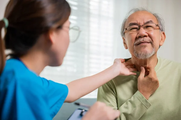 Asiatische Junge Krankenschwester Überprüft Ältere Mann Nackenschmerzen Klinik Altenheim Ärztin — Stockfoto