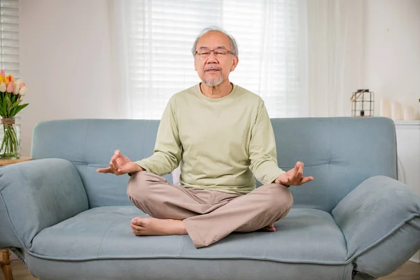 Hombre Viejo Asiático Practica Yoga Meditación Posición Loto Ojos Cerrados — Foto de Stock