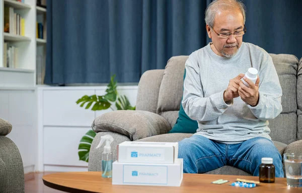 Hombre Viejo Asiático Comprar Hierbas Auto Cura Píldora Línea Farmacia — Foto de Stock