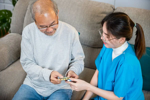 Asiatisk Sjuksköterska Med Läkare Förklara Receptbelagda Läkemedel För Uppmärksam Äldre — Stockfoto