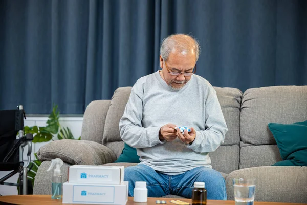 Asiatische Alte Mann Kaufen Pflanzliche Selbstheilungsmittel Pille Online Aus Der — Stockfoto