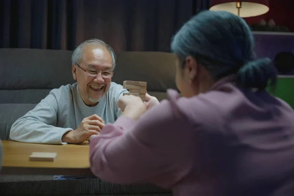 Glada Morföräldrar Asiatiska Familjen Njuta Att Spela Leksak Block Med — Stockfoto