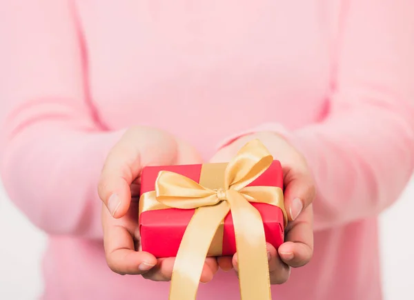 Valentijnsdag Vrouw Schoonheid Handen Houden Kleine Geschenkverpakking Doos Aanwezig Verpakt — Stockfoto