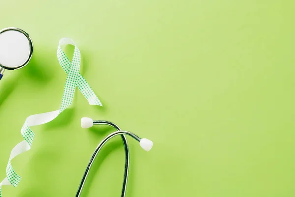 Green Awareness Ribbon Doctor Stethoscope Symbol Gallbladder Bile Duct Cancer — Stock Photo, Image