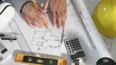 Mimar işyeri. Mimari bina tasarımı ve proje planları kağıt projeleri, VR gözlükleri, insan tasarımı, cetvel, teknoloji endüstrisi ile bir bina veya mimari tasarımı