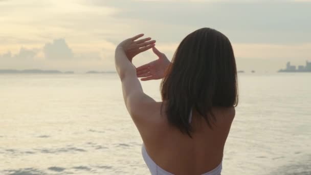 Pohled Zezadu Krásná Žena Nosit Bikiny Plavky Dělat Srdce Znamení — Stock video