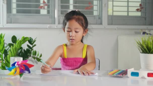 Azji Słodkie Dziecko Przedszkolak Siedzi Stole Uśmiechając Się Ona Rysować — Wideo stockowe