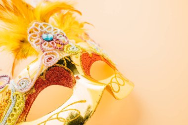 Purim karnavalınız kutlu olsun. Pastel arka planda izole edilmiş altın Venedik top maskesi Yahudi Purim ya da Mardi Gras İbranice tatil arkaplan tasarımı, maskeli balo partisi