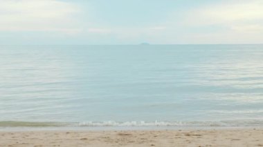 Güzel Asyalı kadın kollarını kaldırıyor ve özgürlüğün tadını çıkarıyor tropik cennet kumsalında dönüyor bikinili mutlu kadın yaz tatilinde kollarını açıp eğleniyor.