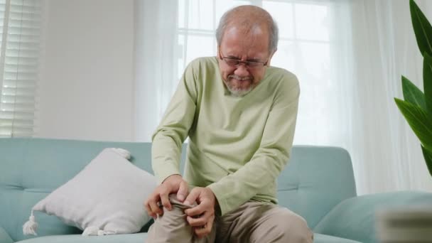 Vejez Asiático Senior Hombre Retiro Rodilla Articulación Dolor Sofá Anciano — Vídeo de stock