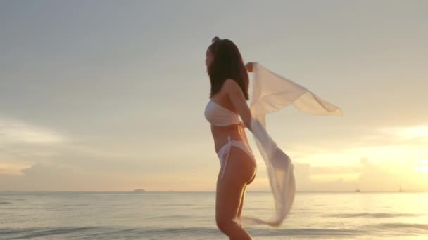 Schöne Junge Frau Trägt Bikini Badeanzug Wind Mit Schal Unbeschwert — Stockvideo