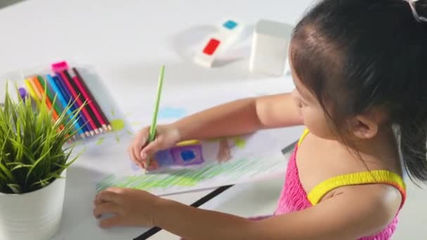 Azji Słodkie Dziecko Przedszkolak Siedzieć Stole Uśmiech Ona Narysować Dom — Wideo stockowe