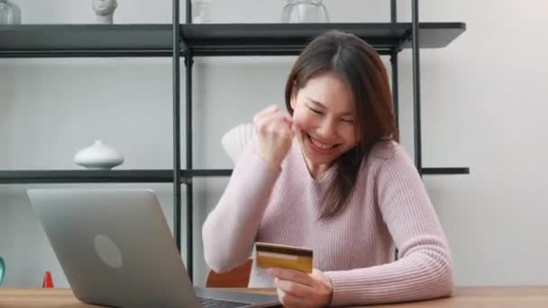 Zakelijke Vrouw Enthousiast Glimlachend Vrolijk Vuist Zeggen Aziatische Vrouw Opgeheven — Stockvideo