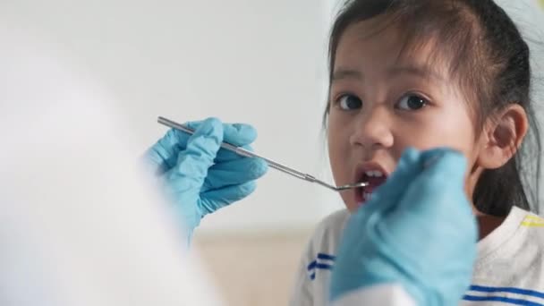 Οδοντιατρική Εξέταση Παιδιού Ασιατικός Οδοντίατρος Διαδικασία Εξέτασης Για Χαριτωμένο Μικρό — Αρχείο Βίντεο