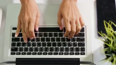 Klavye yazıyorum. İş kadınının ellerini masa başında çalışırken dizüstü bilgisayarın üzerine koy, yeni proje için kadın mesaj at bilgisayarla uzaktan kumandayla çalış, arkadaşınla sohbet et