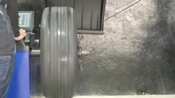 Auto Mechanic Balancing Wheel Places Weights Steel Rim Machine Balancer — Vídeo de stock