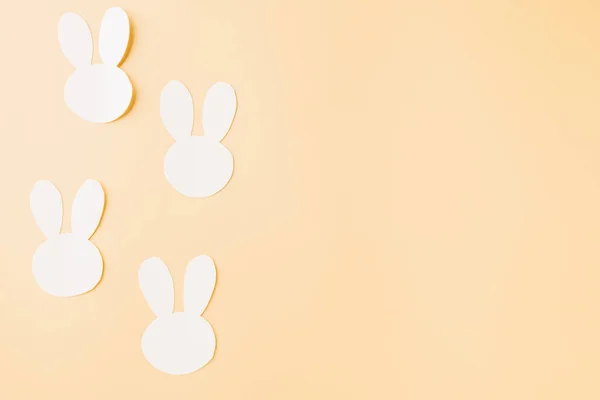 Paskalya Günü Konsepti Üzerinde Yapımı Beyaz Tavşan Pastel Arka Planda — Stok fotoğraf