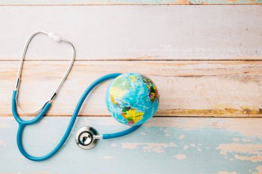 Dünya Sağlık Günü. Mavi doktor steteskop ve dünya küresi ahşap arka planda izole edilmiş, metin için fotokopi alanı, Dünya 'yı Kurtarma Günü, Yeşil Dünya Çevre, Sağlık ve Tıbbi Konsept