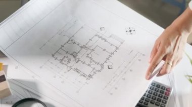 Mimari işyeri. Mimarın açık çizim kağıdını, mimarlık bürosundaki masa başındaki plan üzerinde kalem üzerinde ev düzenleme ve tasarımı için mimarlık, mühendislik taslak taslağı