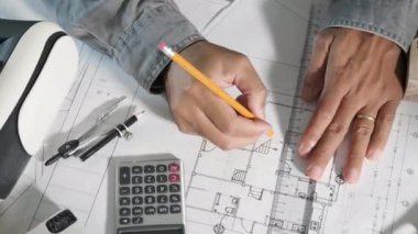 Mimar işyeri. Mimari bina tasarımı ve proje planları kağıt projeleri, VR gözlükleri, insan tasarımı, cetvel, teknoloji endüstrisi ile bir bina veya mimari tasarımı