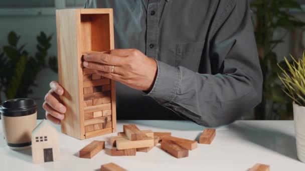 Negócios Tentando Construir Torre Desafio Jogo Empresário Mão Colocando Arranjo — Vídeo de Stock
